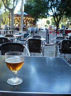 Terras N&icirc;mes bij de Caroussel de la ville de N&icirc;mes